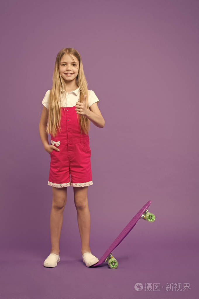 小女孩喜欢她的小纸牌小女孩竖起大拇指对着便士板运