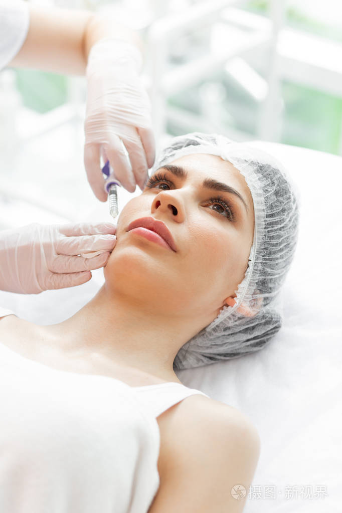 可爱的漂亮女人在做美容手术