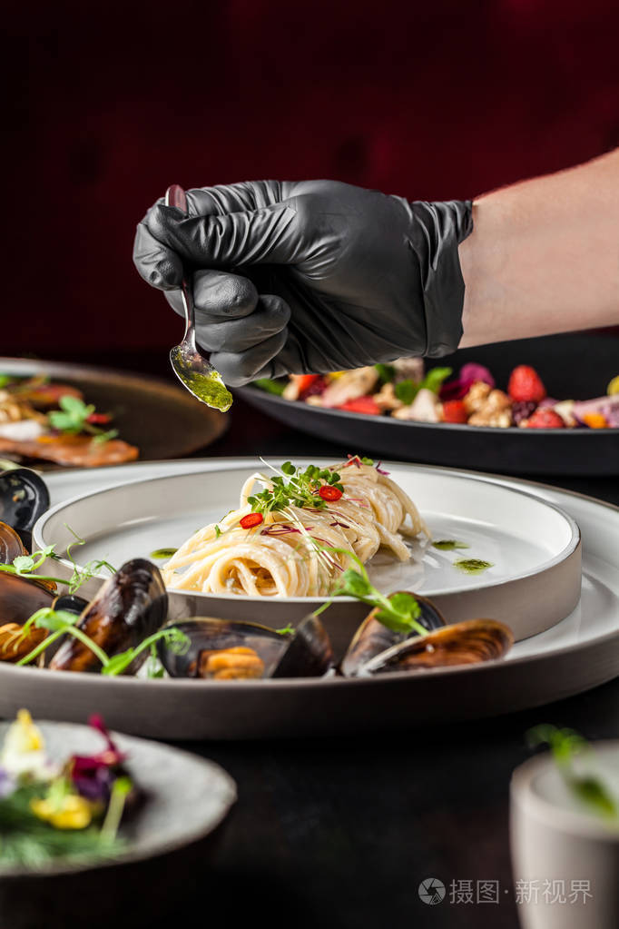 意大利料理的概念奶油酱意大利面香蒜酱和海鲜贻贝欧洲美食在餐厅用微