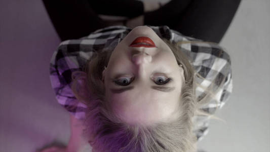 年轻漂亮的女人回头看着楼上的摄像机.直挺挺的女人吓人的样子照片