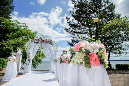 草坪婚礼浪漫的婚礼在草坪海景.照片