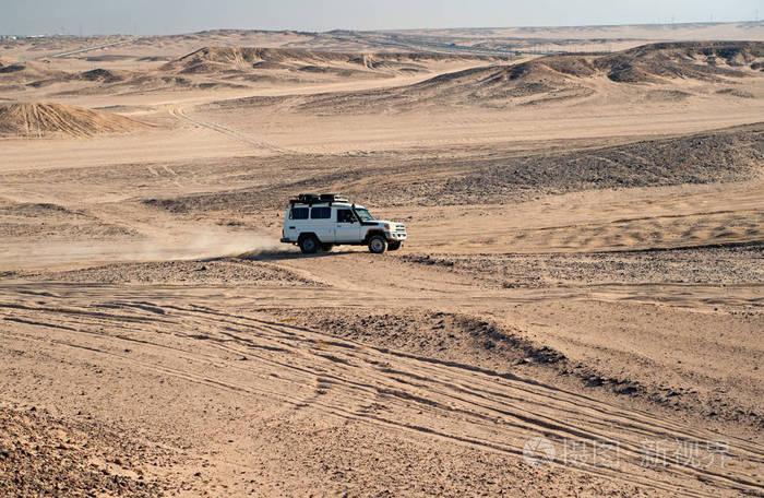 汽车在尘土飞扬的道路上行驶.越野车在荒野中与障碍物赛跑