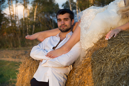 抱腿看星星新郎把新娘抱在肩上向前看照片