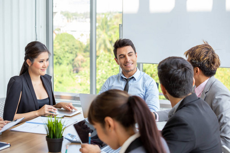 秘书,翻译及员工进行交流,与海外办事处的同事进行国际交流照片