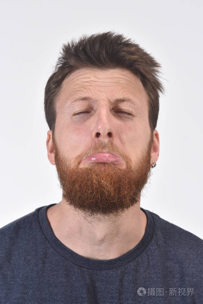在白色背景上做鬼脸的男人