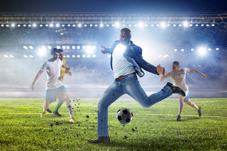 黑人踢出了他最好的足球比赛.混合介质照片