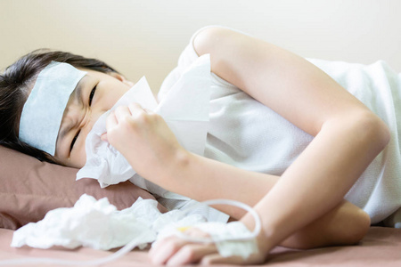 观念打喷嚏的女人一个美丽的女孩站在由一朵朵鸟樱桃和打喷嚏流感发烧