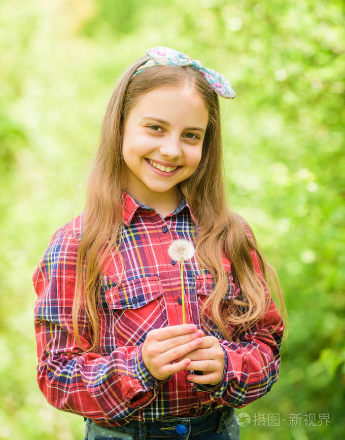 快乐的孩子抱着吹气球.夏天.牧场和乡村.自然美.童年的幸福.蒲公英.