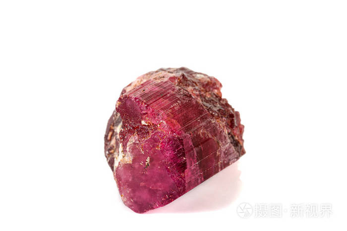 白色背景上的大红色电气石