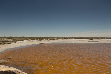 部分干旱的咸海,盐沼和城市附近的工业用水哈萨克斯坦阿拉尔斯克照片