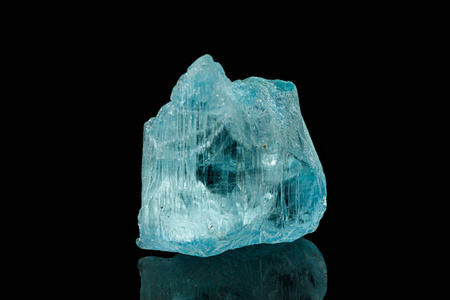 矿石晶体蓝宝石macro tourmaline mineral stone on black background