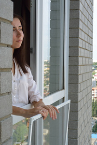 年轻女人养蚊帐图片