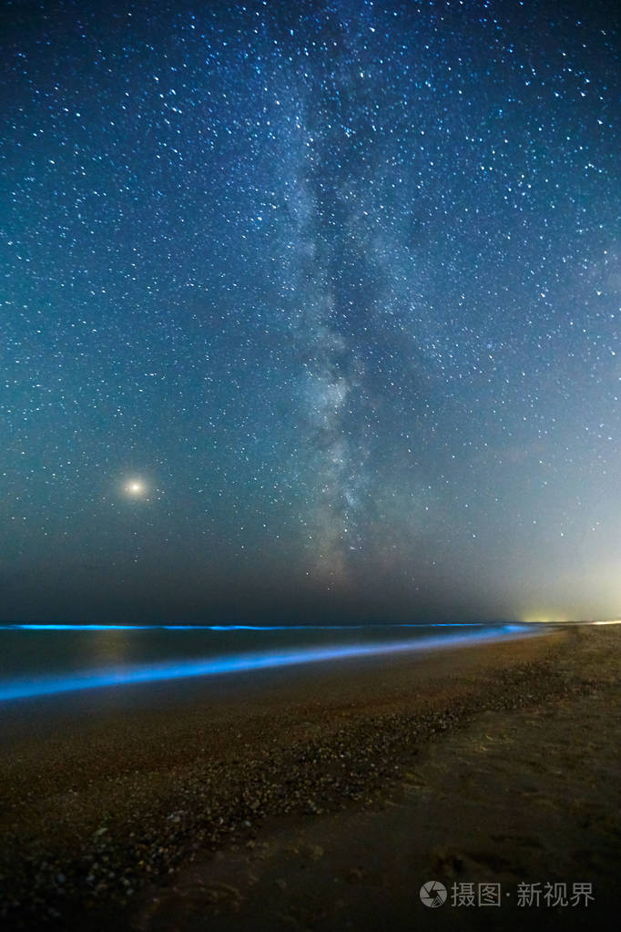 夜空中星群中明亮的火星行星.