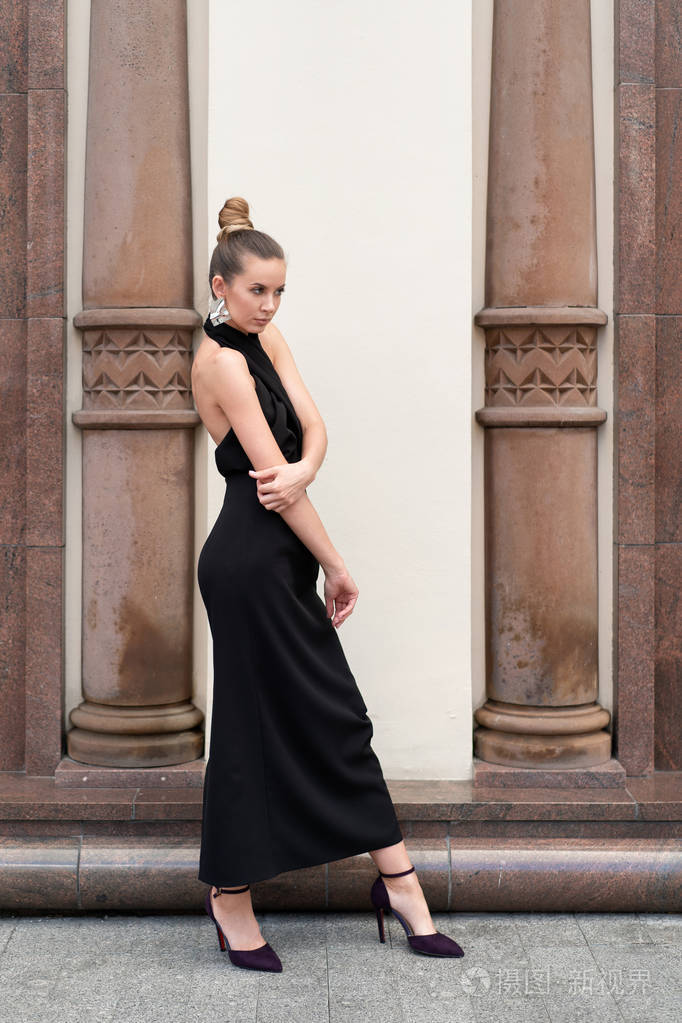 30岁的欧洲女孩模特儿在一座有柱子的历史建筑附近摆姿势有空间放复印