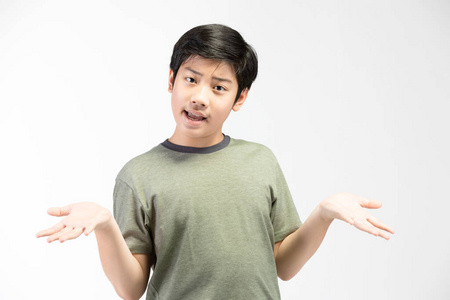 一头黑发的亚洲小男孩在搞笑照片