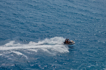 美丽的背景和景观,景观和全景的沟和痕迹的船只和船只在水面上的海洋