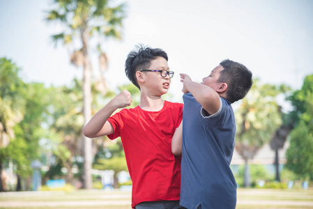 两小孩打架搞笑图片图片