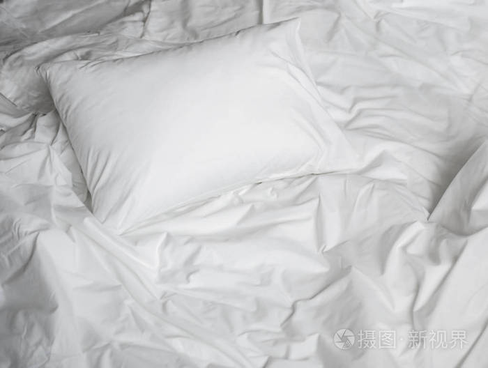 白色凌乱床顶视图