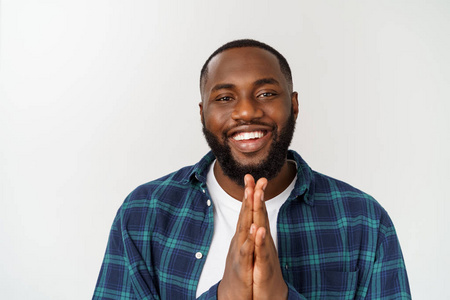 英俊的美国黑人男人像祈祷一样双手合十.照片