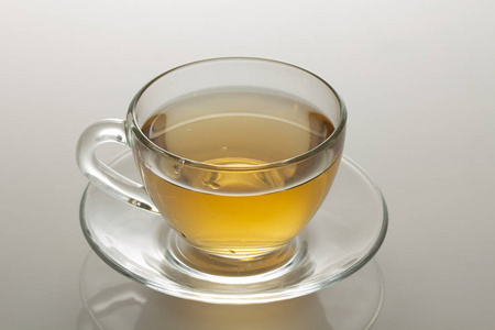 白桌上一杯甘菊花草茶照片