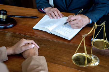 法官木槌与司法律师,商人在诉讼照片