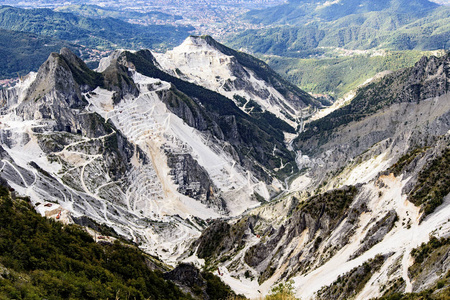 阿普安阿尔卑斯山的大理石采石场照片