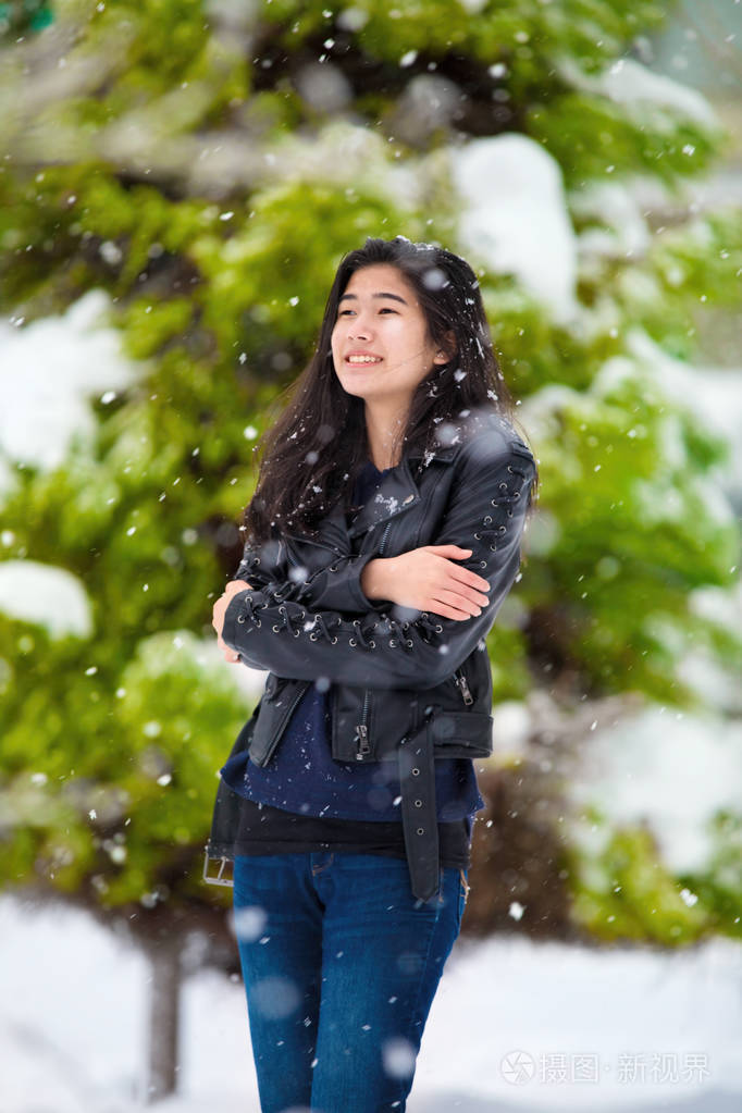 冬雪中站在户外的少女冻得瑟瑟发抖
