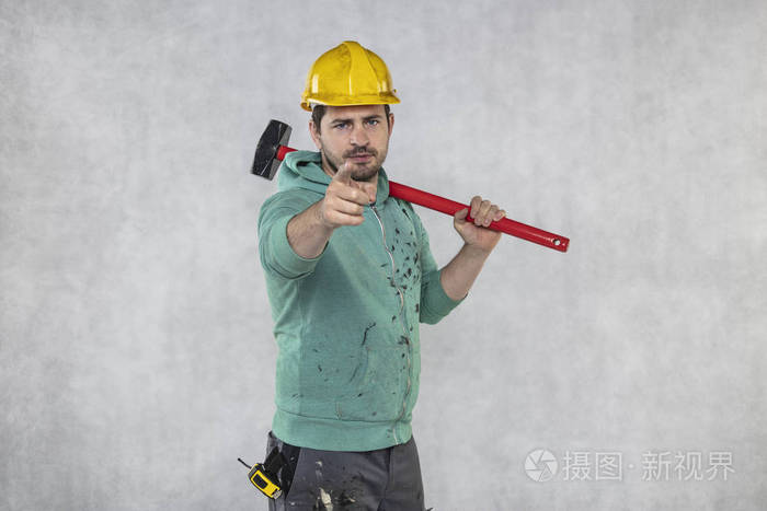 手握锤子的建筑工人施工概念