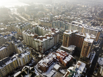 空中黑白冬季俯瞰现代城市中心图片