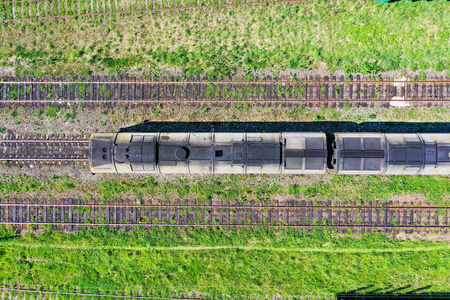 三条铁轨和机车中心,俯视图.照片