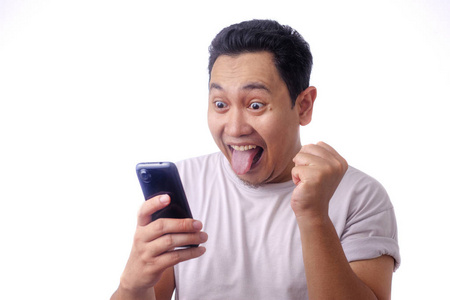 震惊的快乐男人看着智能手机照片