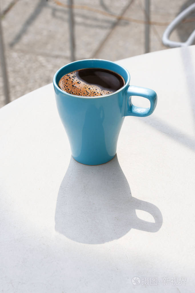 一杯清香的咖啡把杯子放在户外的木桌上