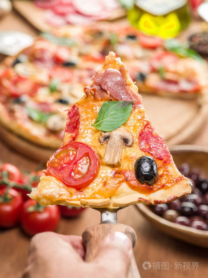 一块披萨配蘑菇火腿和西红柿