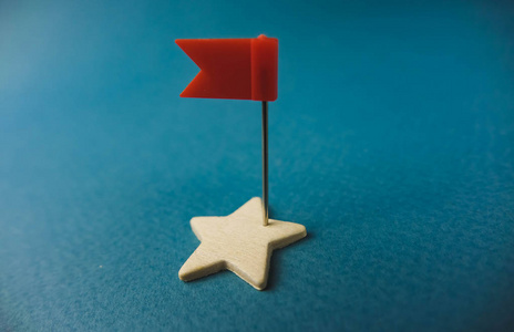 木制立方体以星星的形式排列成一条链子,一颗星上挂着红旗,星上的国旗