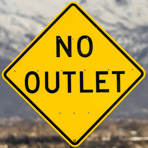 明亮的黄色和黑色无出口道路标志的方形特写视图照片