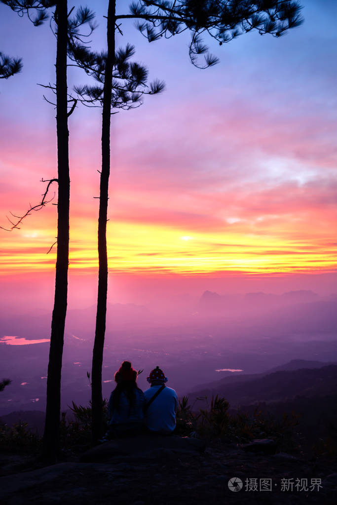 情人女人和男人亚洲人旅行放松在假期早上看日出在冬天在泰国