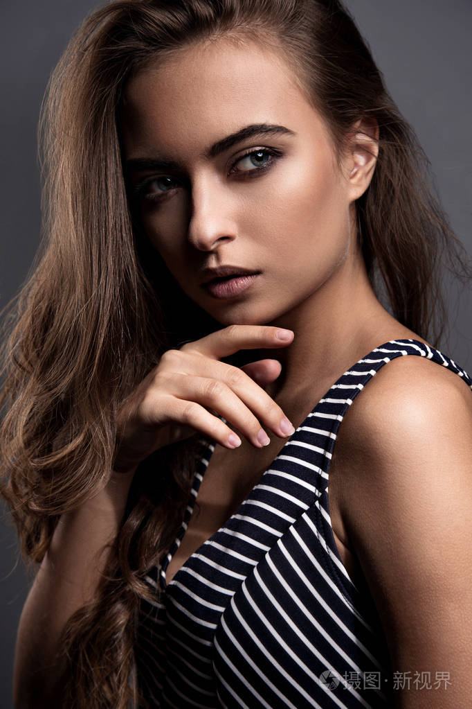 美丽的印度女人裸妆棕色卷发