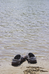 被遗忘在海边的沙滩拖鞋图片