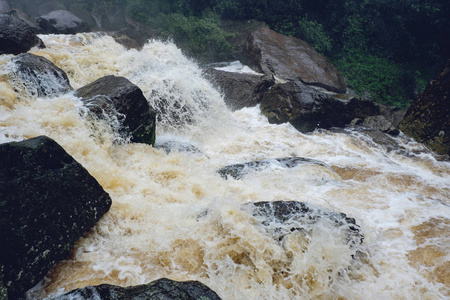 暴雨后河水泛滥,水流湍急照片