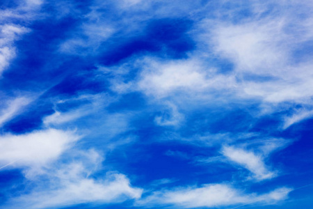 深蓝色的天空,云彩,高质量的五千万像素照片