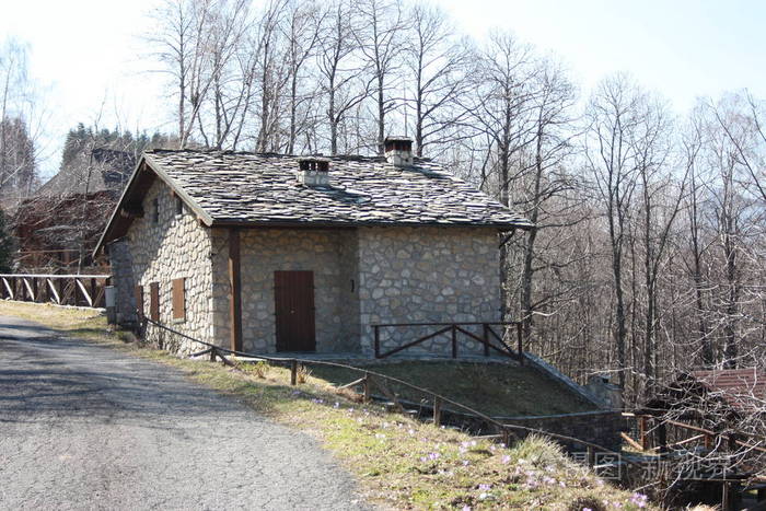 一个安静的山间度假小屋,完全由石头和石砖建造,但即使是出租它也非常