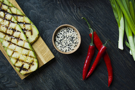 烤芝麻.生的,完整的,未加工的.自然光.选择性聚焦.深色木质背景.照片