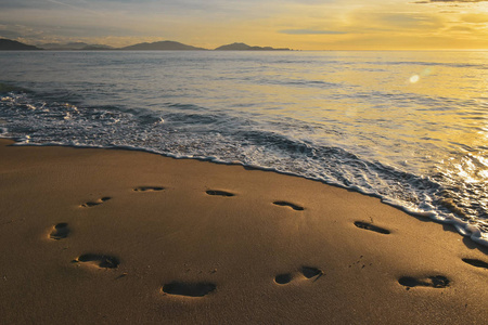 这种方式海滩从一个迷路的人的脚在沙滩上留下的脚印.