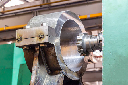 数控铣在数控铣床上铣削大型零件.照片