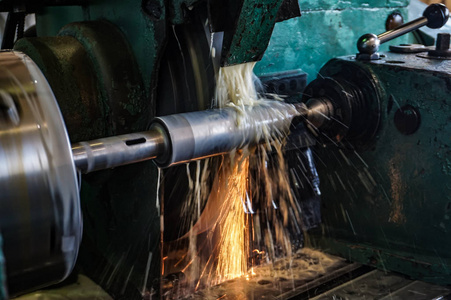 轮对进行爬网在机床上磨削,用砂轮在带冷却的圆磨床上对零件进行高