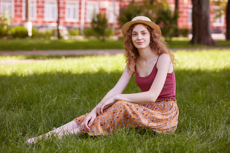 绿裙美女人像女性户外肖像.