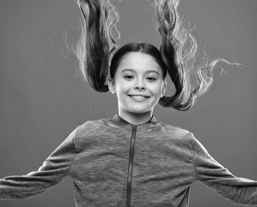 迷人的美人.一头漂亮长发的活泼女孩照片