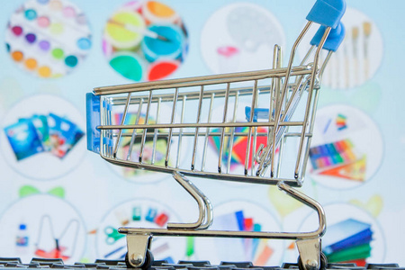 购物车上满是学校的工具键盘,网上购物的概念照片