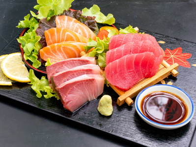 fresh salmon tuna and hamaji raw sashimi 照片