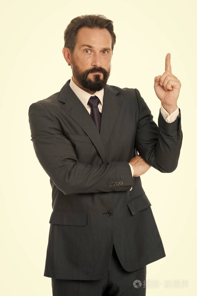 男顾问指着白色隔离的广告.看看财务顾问.业务顾问经理指引方向.